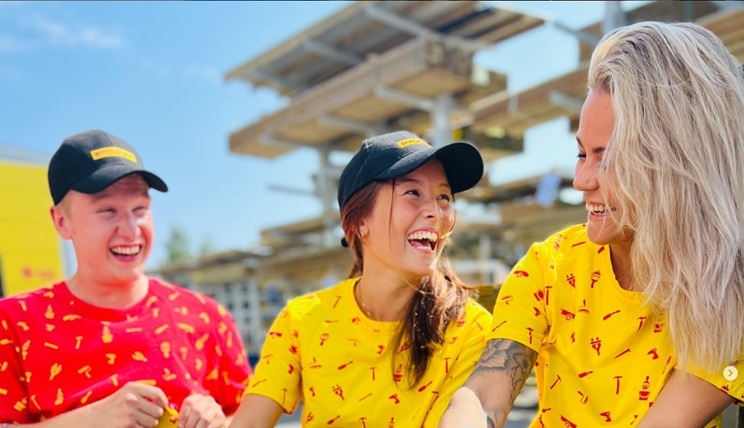 Three teenagers in Byggmax clothes laughing